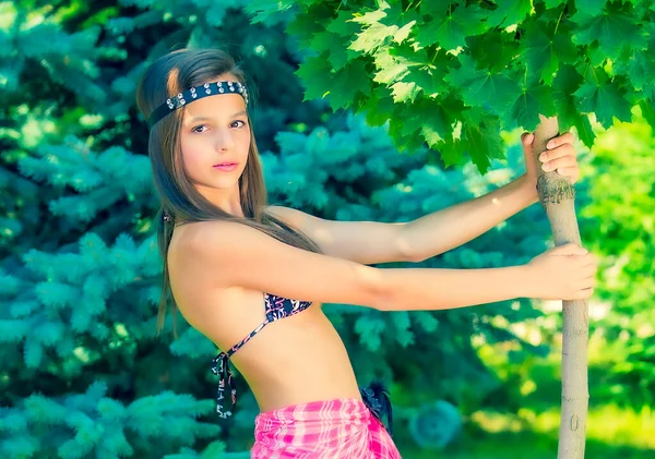 Modelo Olhando Menina Maiô Fundo Grama Verde Floresta — Fotografia de Stock