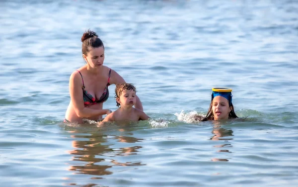 Madre Con Bambini Mare Famiglia Nuotare Sulle Onde Nell Oceano — Foto Stock