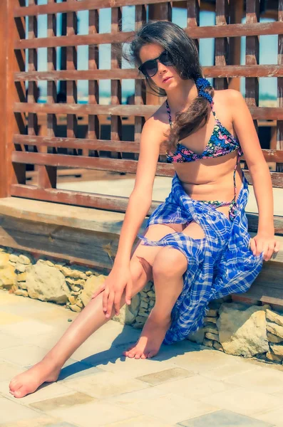 Retrato Verano Una Joven Traje Baño Junto Valla Madera —  Fotos de Stock