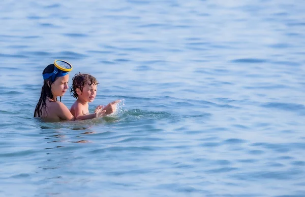 Frère Sœur Nagent Dans Mer Vacances Été Actives Sans Gadgets — Photo