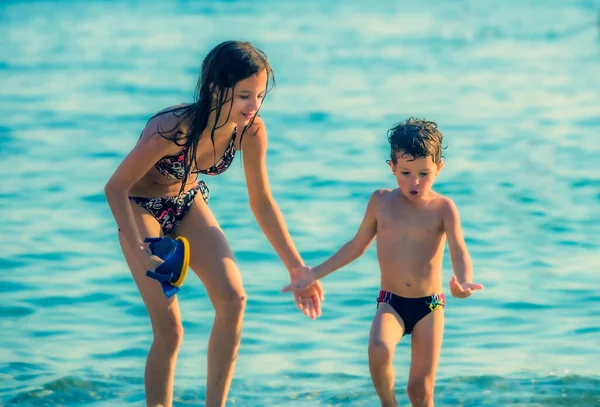 Schwester Und Bruder Spielen Tagsüber Strand Konzept Bruder Und Schwester — Stockfoto