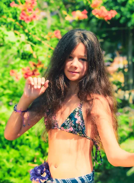 Όμορφη Καστανή Νεαρή Κοπέλα Στο Τροπικό Δάσος Βάλτο Της Φλόριντα — Φωτογραφία Αρχείου