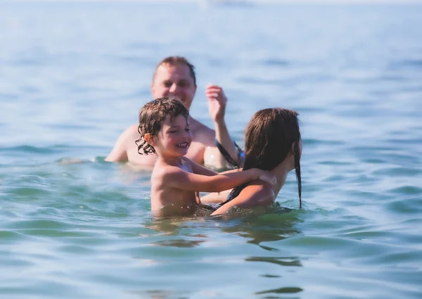 Padre Mojado Hijas Nadando Mar Jugando Divirtiéndose Juntos Playa Vacaciones — Foto de Stock