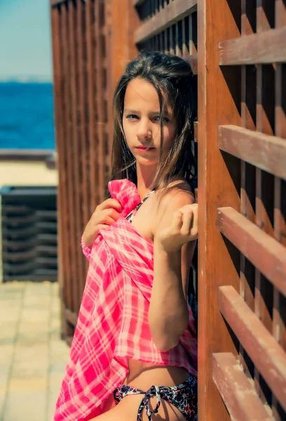 Letni Portret Młodych Dziewcząt Stroju Kąpielowym Stojących Przy Drewnianym Ogrodzeniu — Zdjęcie stockowe