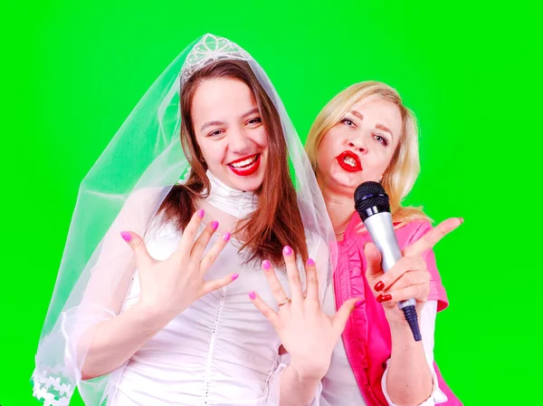 Genç Singer Gelini Mikrofonla Yaklaşan Evliliğini Kutluyorlar Stüdyo Çekimi Parlak — Stok fotoğraf