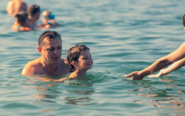 Vader Leert Zijn Zoon Zwemmen Vader Zoon Die Samen Zwemmen — Stockfoto