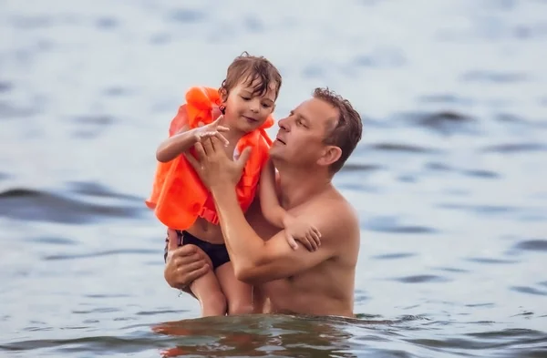 Vater Und Sohn Schwimmen Meer Reisen Sommer — Stockfoto