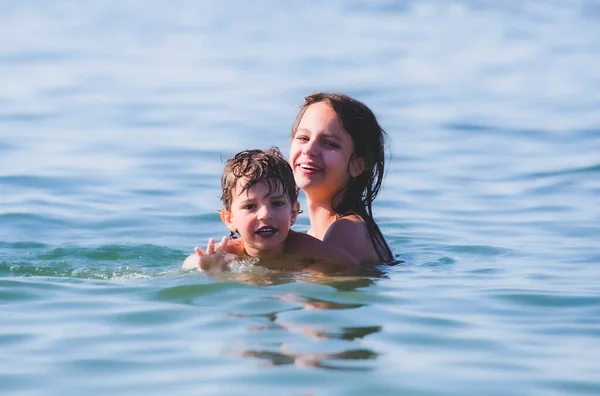 Hermano Hermana Nadan Mar Vacaciones Activas Verano Sin Aparatos Destino — Foto de Stock