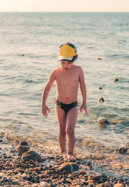 Een Jongetje Speelt Met Stenen Het Strand — Stockfoto