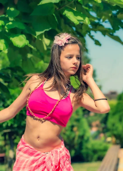 Modelo Procurando Menina Tópico Rosa Posando Fundo Grama Verde Floresta — Fotografia de Stock