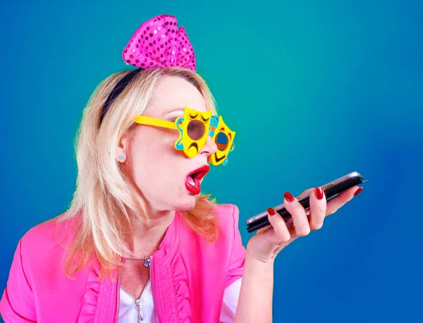 Louco Comediante Loira Fêmea Terno Rosa Engraçado Óculos Carnaval Está — Fotografia de Stock