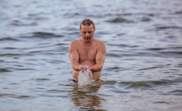 Schöner Und Reifer Mann Schwimmt Meer — Stockfoto