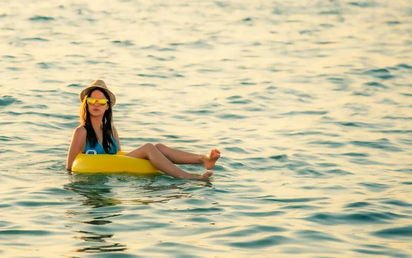 Brunetka Dziewczyna Nastolatek Leży Nadmuchiwanym Gumowym Pierścieniem Morzu Model Pływa — Zdjęcie stockowe