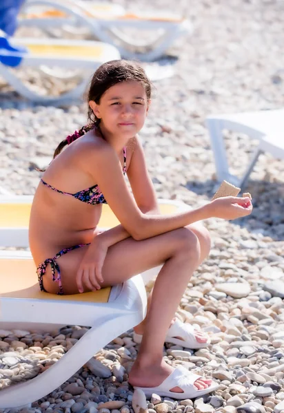 Bella Bambina Sulla Spiaggia Mangiare Biscotto Ragazza Bruna Seduta Lettino — Foto Stock