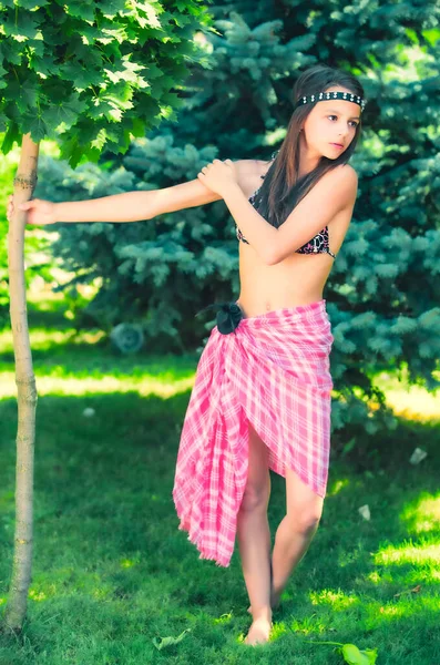モデルに見える女の子立って水着で緑の草や森の中 — ストック写真