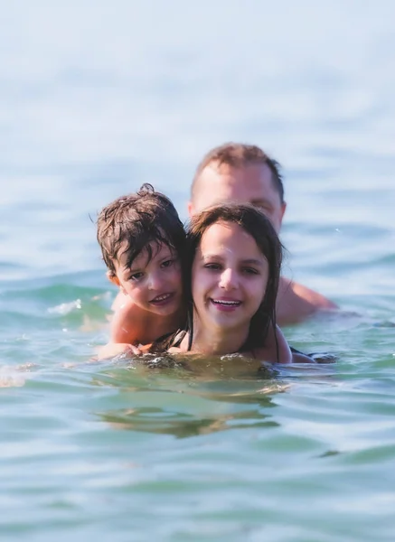 Padre Mojado Hijas Nadando Mar Jugando Divirtiéndose Juntos Playa Vacaciones — Foto de Stock