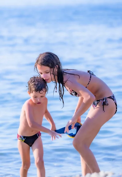 Zuster Broer Spelen Overdag Het Strand Concept Broer Zus Voor — Stockfoto