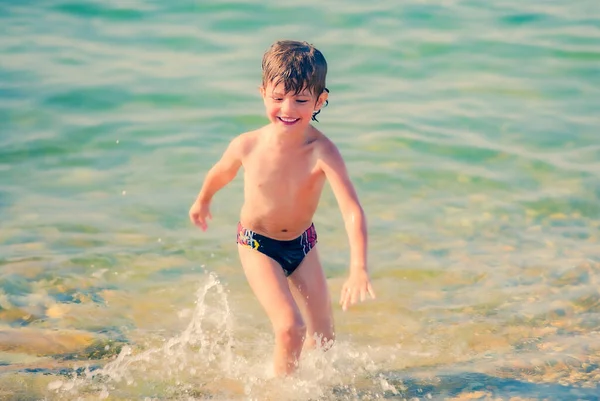 Niño Riendo Jugando Playa Sus Bañadores — Foto de Stock