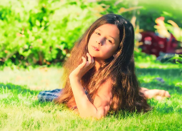 Klein Meisje Brunette Een Badpak Liggend Het Groen Gras — Stockfoto