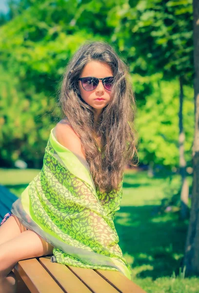 Model Looking Meisje Staand Een Badpak Achtergrond Van Groen Gras — Stockfoto