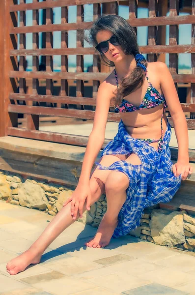 Zomer Portret Van Jong Meisje Een Badpak Staan Bij Houten — Stockfoto