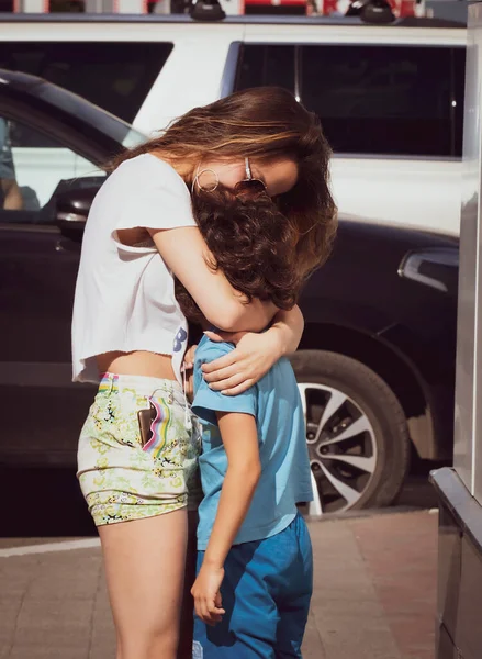Mãe Abraçou Filho Rua Adeus Irmã Irmão Estação Abraçando Crianças — Fotografia de Stock