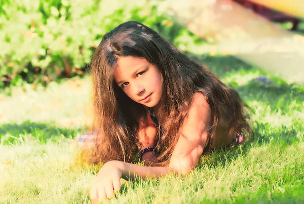 Niña Morena Traje Baño Acostada Sobre Hierba Verde —  Fotos de Stock