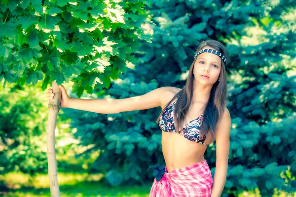 Model Hledá Dívka Stojící Plavkách Pozadí Zelené Trávy Lesa — Stock fotografie