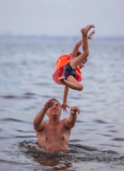 Vater Und Sohn Spielen Gemeinsam Einer Aufblasbaren Boje Wasser Sie — Stockfoto