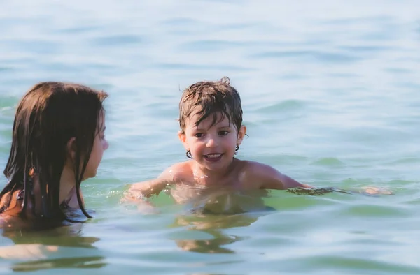 Fratello Sorella Stanno Nuotando Nel Mare Vacanza Estiva Attiva Senza — Foto Stock