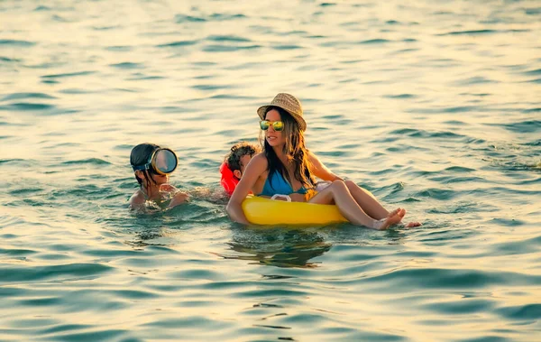 Familie Van Drie Kinderen Rusten Zee Glimlachend Meisje Zwemmen Een — Stockfoto