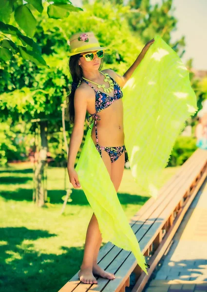 Modelo Olhando Menina Maiô Fundo Grama Verde Floresta — Fotografia de Stock