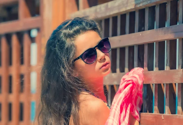 Sommerporträt Eines Jungen Mädchens Badeanzug Holzzaun — Stockfoto