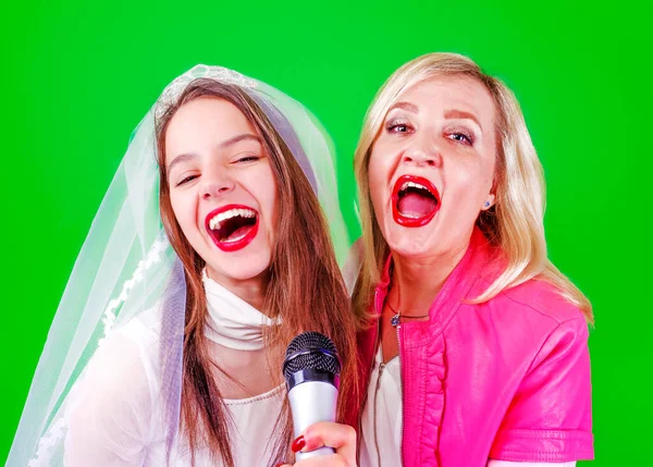Mladá Pěvecká Nevěsta Její Sestra Mikrofonem Který Oslavuje Její Nadcházející — Stock fotografie