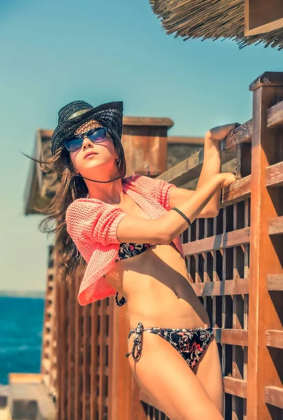 Retrato Verano Chicas Jóvenes Traje Baño Junto Valla Madera —  Fotos de Stock