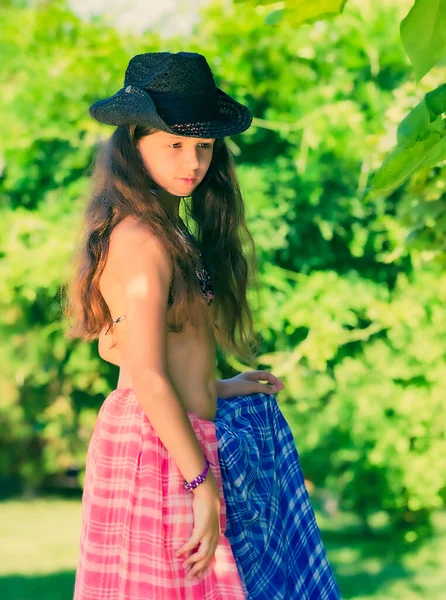 Gyönyörű Fiatal Hosszú Hajú Barna Hajú Cowboy Kalapos Fürdőruhás Mosolygós — Stock Fotó