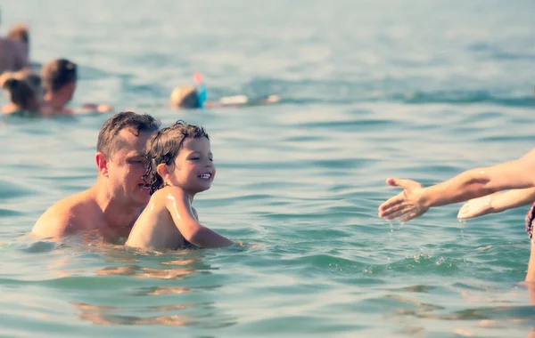 Vater Bringt Seinem Sohn Schwimmen Bei Vater Und Sohn Verbringen — Stockfoto