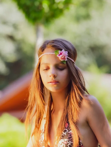 Portret Pięknej Brunetki Nastolatka Model Makijażem Lecie Kolorowe Stroje Kąpielowe — Zdjęcie stockowe
