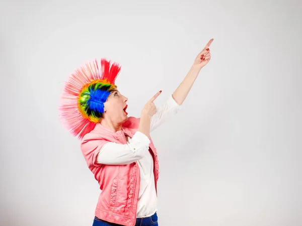 Mulher Madura Com Mohawk Colorido Sorriso Apontando Para Uma Inscrição — Fotografia de Stock