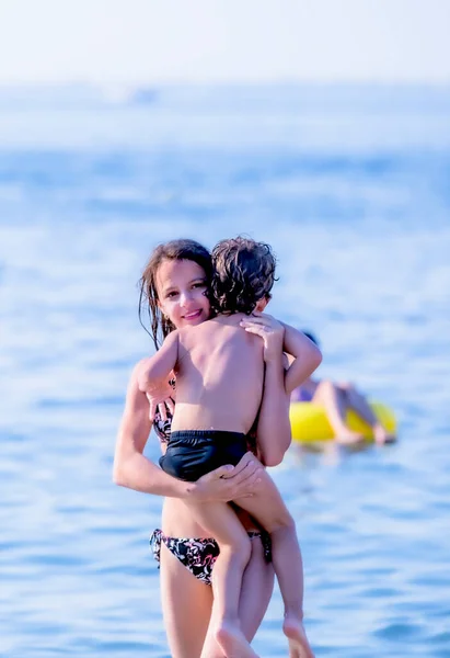 Schwester Und Bruder Spielen Tagsüber Strand Konzept Bruder Und Schwester — Stockfoto