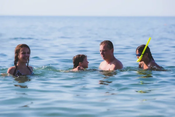 Natte Vader Dochters Zwemmen Zee Spelen Plezier Hebben Samen Het — Stockfoto