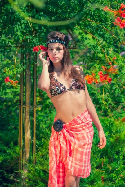 Model Patrząc Dziewczyna Stojąca Strój Kąpielowy Tle Zielonej Trawy Lasu — Zdjęcie stockowe