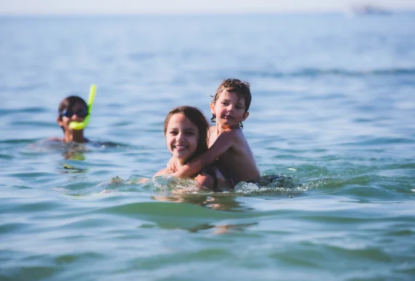 Dos Hermanas Jóvenes Hermano Menor Mar Limpio Durante Las Vacaciones — Foto de Stock