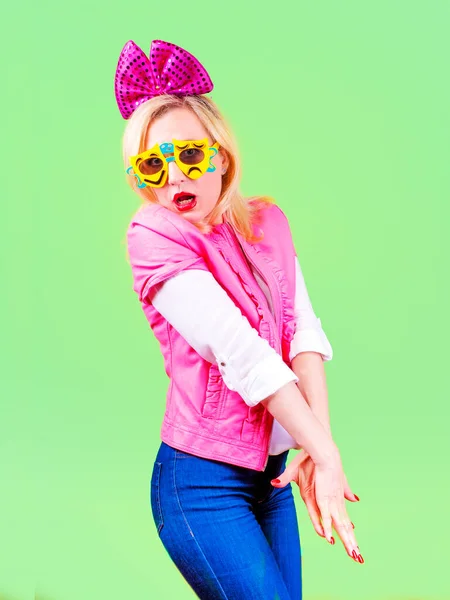 Volwassen Vrouw Met Grote Boog Haar Hoofd Gekleed Roze Kleren — Stockfoto