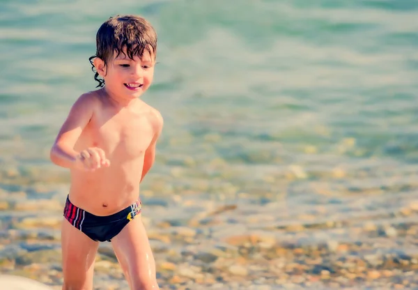 Chłopak Śmieje Się Bawi Plaży Kąpielówkach Przestrzeń Kopiowania — Zdjęcie stockowe