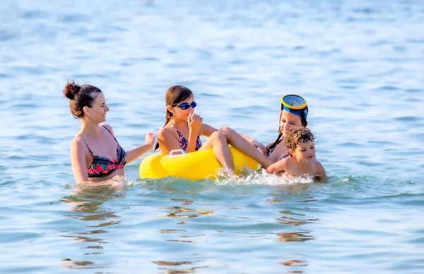 Moeder Zon Zee Zomervakantie Het Strand Gelukkige Familie Zwemt Zee — Stockfoto