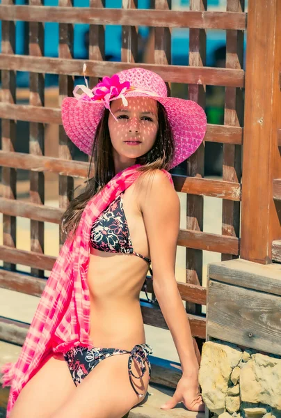 穿着泳衣站在木制篱笆边的小女孩的夏季肖像 — 图库照片