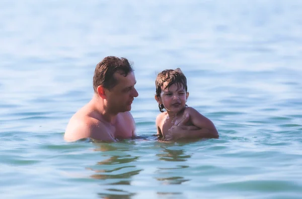 Papa Zijn Zoon Zwemmen Zee Zonnige Dag Middellandse Zee — Stockfoto