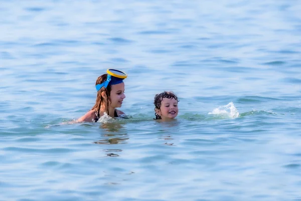 Fratello Sorella Stanno Nuotando Nel Mare Vacanza Estiva Attiva Senza — Foto Stock