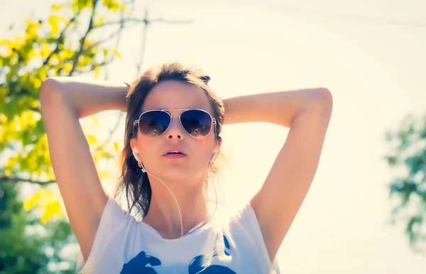 Retrato Juvenil Moda Niña Bonita Con Auriculares Chica Con Ansiedad — Foto de Stock
